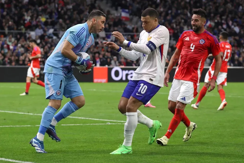 Bravo controla el balón ante la amenaza del nuevo refuerzo del Real Madrid: Kylian Mbappé. (Imago).