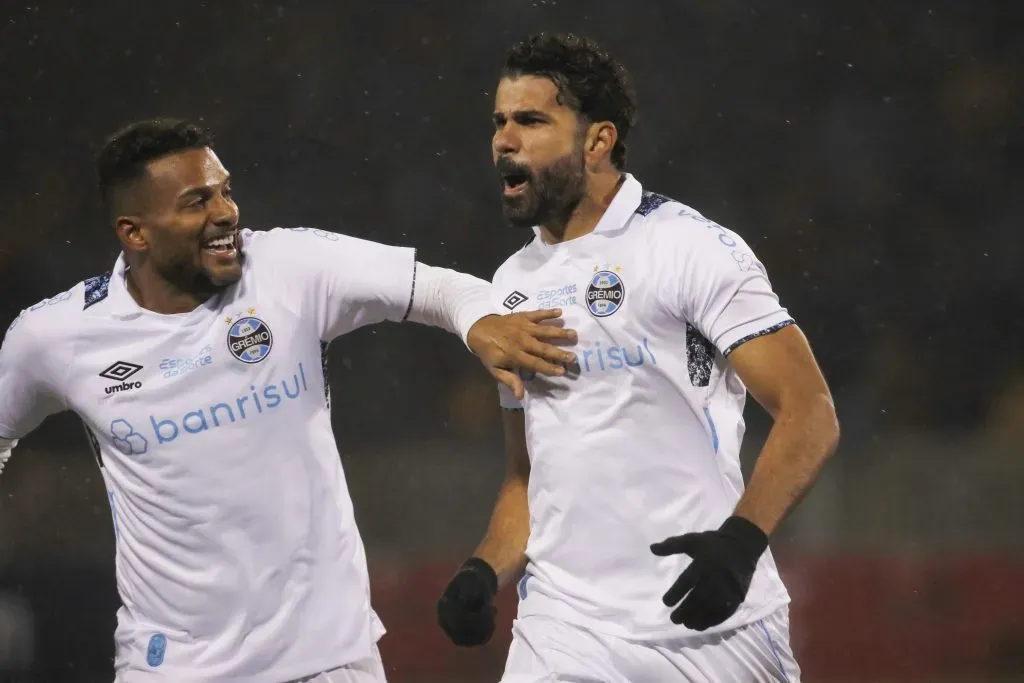 Diego Costa le dio el triunfo y la clasificación a Gremio ante Huachipato. Eso sí, los Acereros van a la Copa Sudamericana. Foto: Photosport.