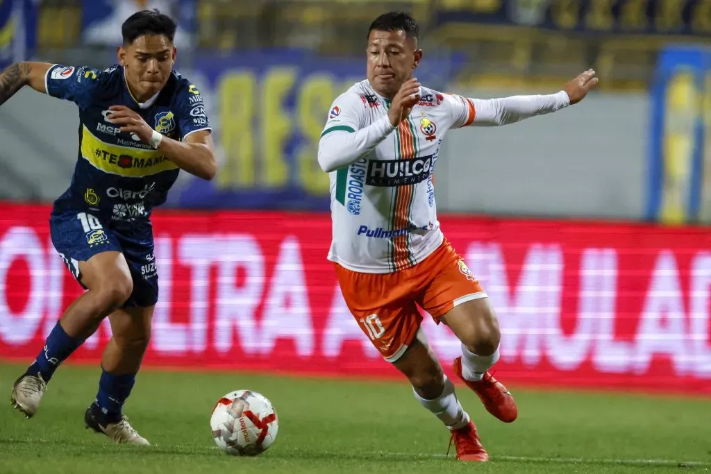 Joan Cruz en parte de la poca acción que ha tenido con Everton: en plena lucha con Leonardo Valencia. (Andrés Piña/Photosport).