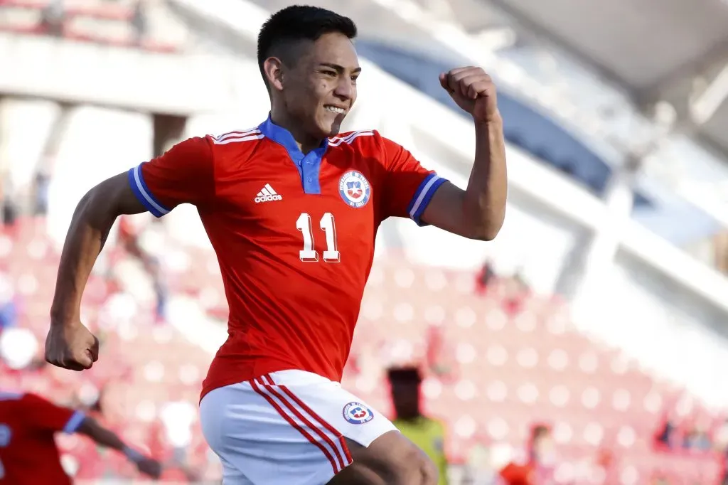 Joan Cruz celebra un gol con la Roja Sub 20 en La Calera. (Andrés Piña/Photosport).