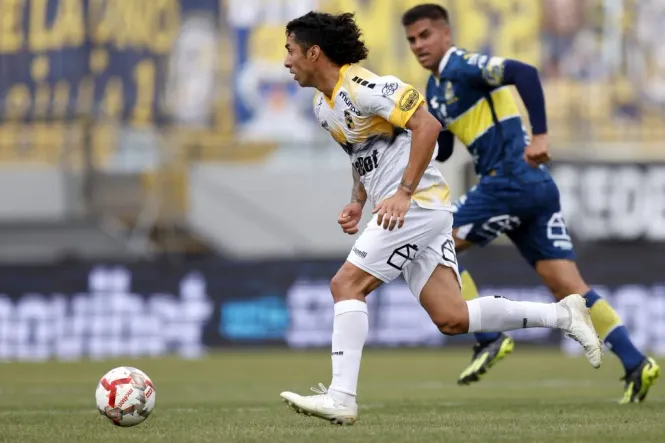 Luciano Cabral conduce la pelota ante Everton. (Andres Pina/Photosport).