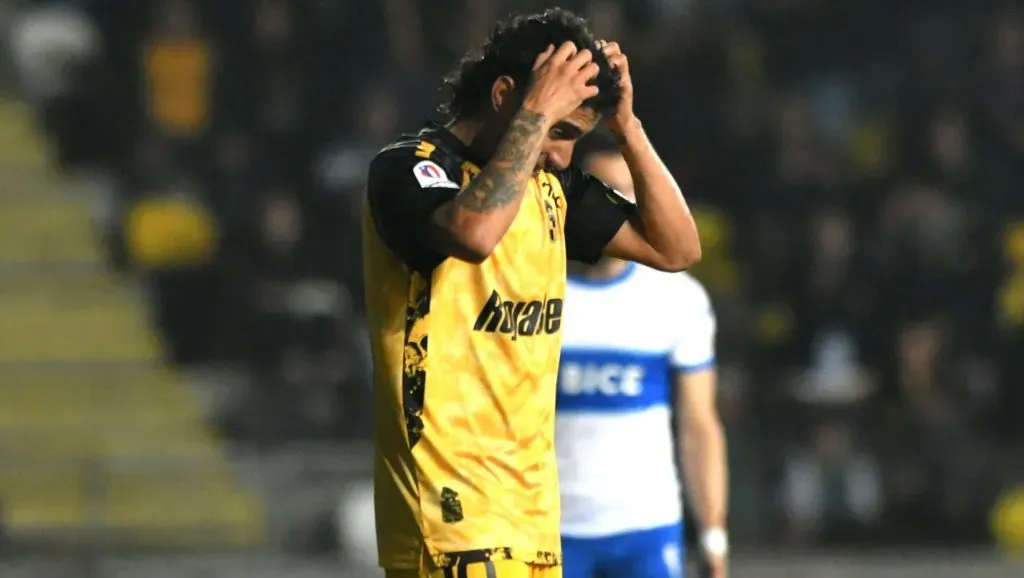 Luciano Cabral sabe que vive horas decisivas para su futuro. (Photosport).