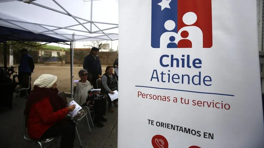 Adultos mayores postulan de forma presencia a la PGU con personal de ChileAtiende.