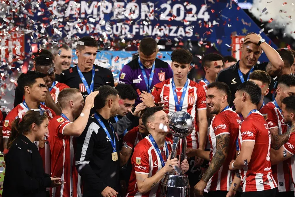 Fernando Zuqui le da un beso a la Copa de la Liga en Argentina. (Joaquín Camiletti/Getty Images).