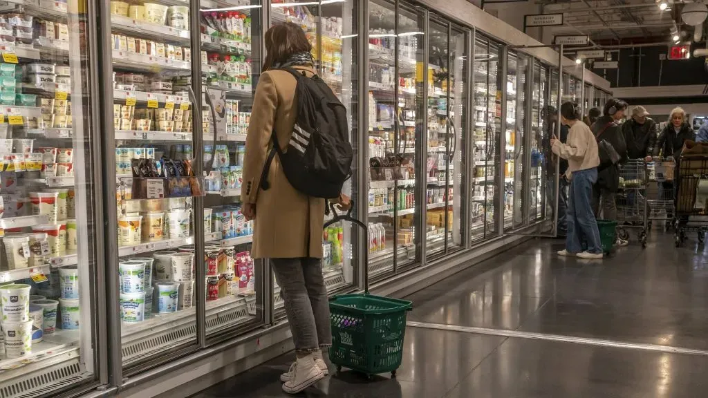 Una mujer comprando en el supermercado