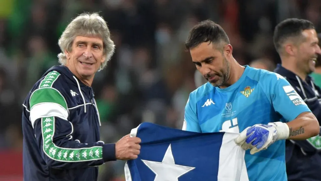 Claudio Bravo y Manuel Pellegrini fueron campeones en el Real Betis. Foto: Getty Images.