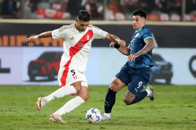 El paraguayo Adam Bareiro ante Perú. Desencadena una trama que deja sin un posible refuerzo a Colo Colo.(Getty Images).