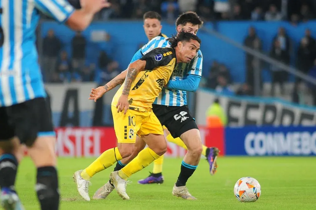 Luciano Cabral ante Racing Club en Buenos Aires, Argentina. (Fotobaires/Photosport).