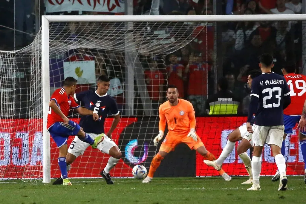 Alexis Sánchez le anotó a Paraguay en un amistoso en el Monumental en 2023. (Jonnathan Oyarzun/Photosport).