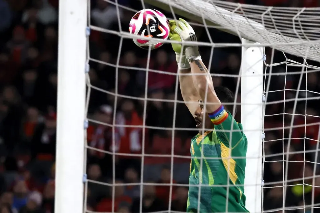 Bravo jugando ante Paraguay. Foto: Andres Pina/Photosport