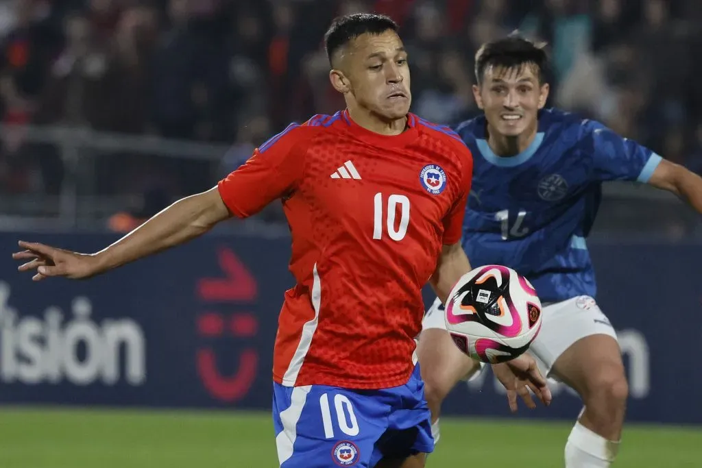 Alexis Sánchez ante Paraguay. Foto: Andres Pina/Photosport