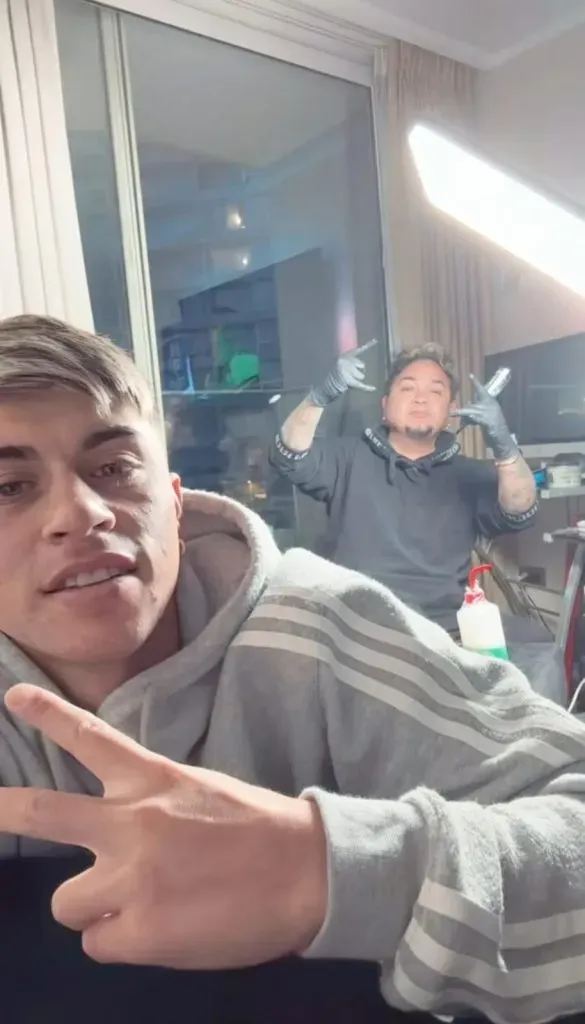 En pleno trabajo de Maxi Guerrero con el artista.