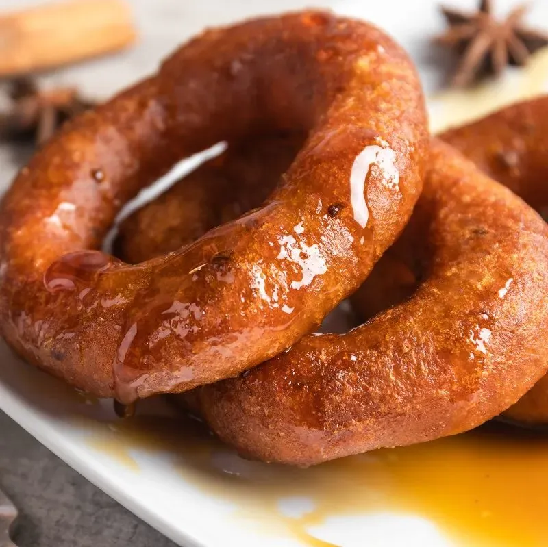 Picarones bañados en chancaca