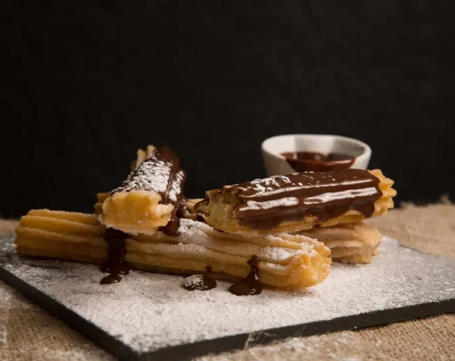 Churros con salsa de manjar y chocolate