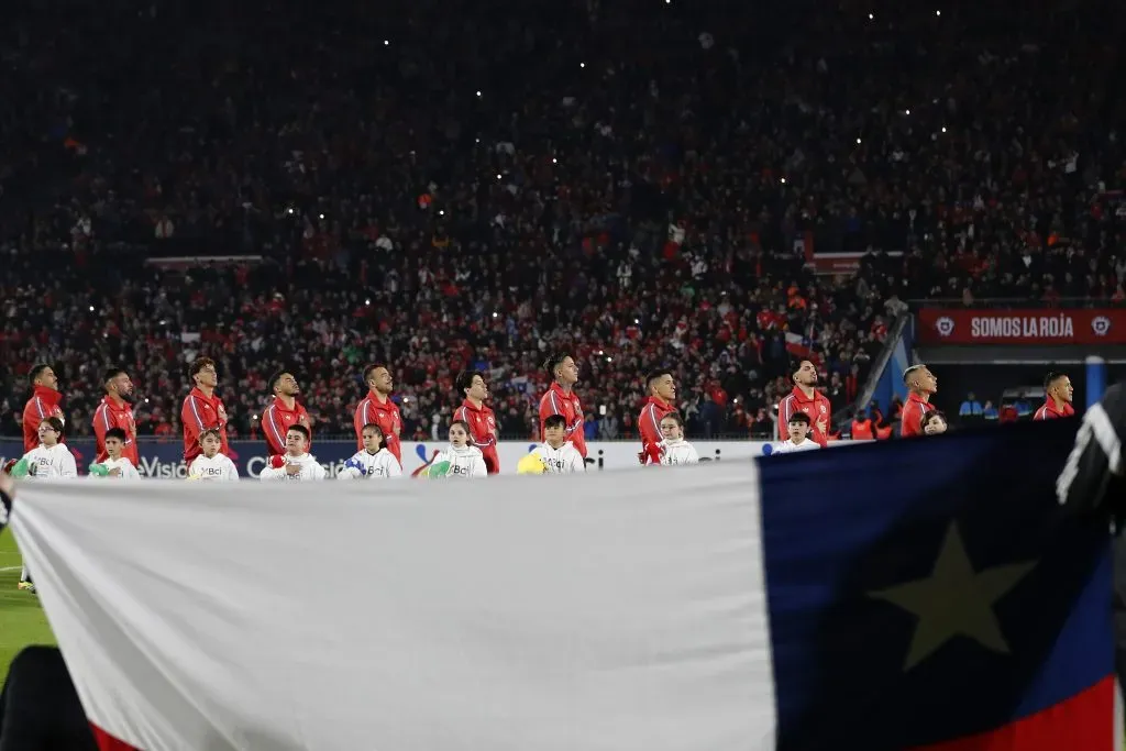 El momento del himno de Chile en el amistoso ante Paraguay. (Felipe Zanca /Photosport).