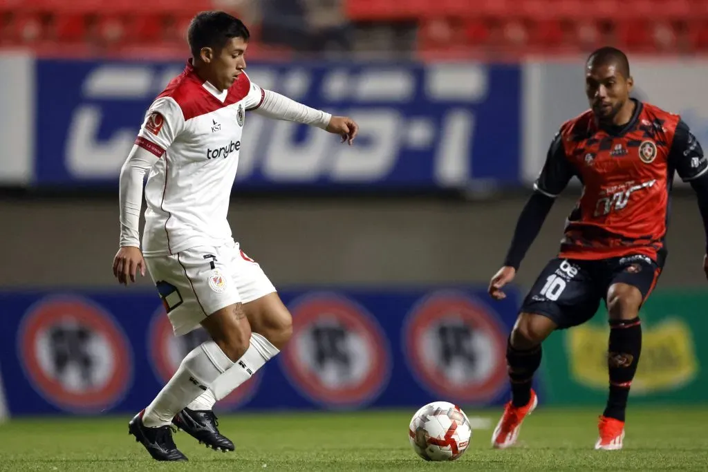 Carlos Lobos en acción ante Deportes Limache. (Andrés Piña/Photosport).