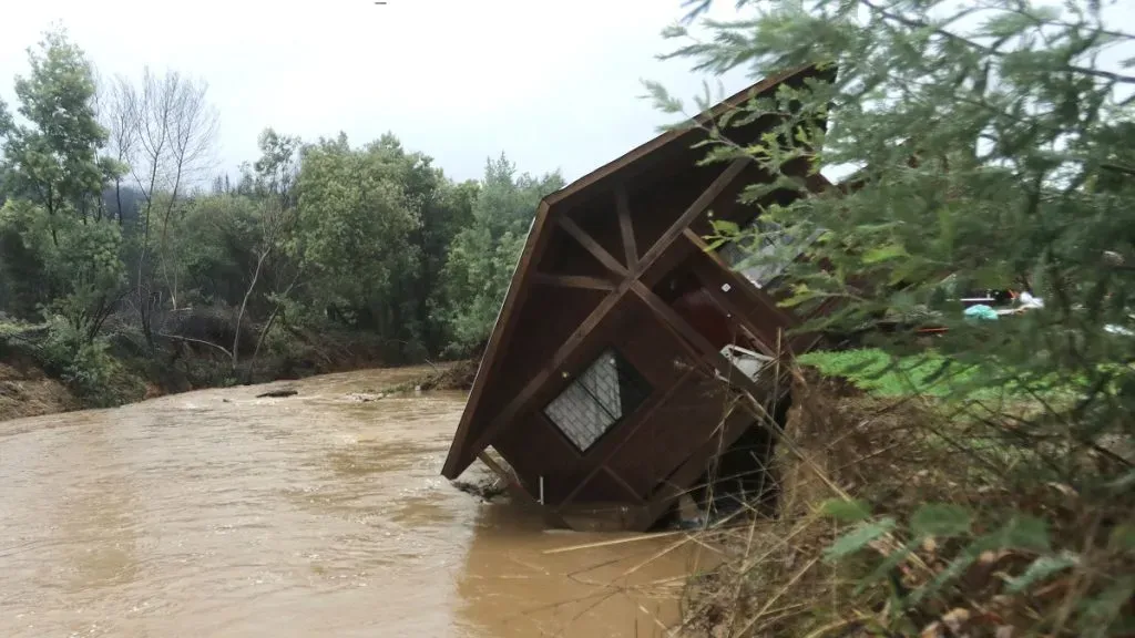 Una vivienda ubicada en la ribera del estero Coyanco está a punto de caer a sus aguas durante el sistema frontal.