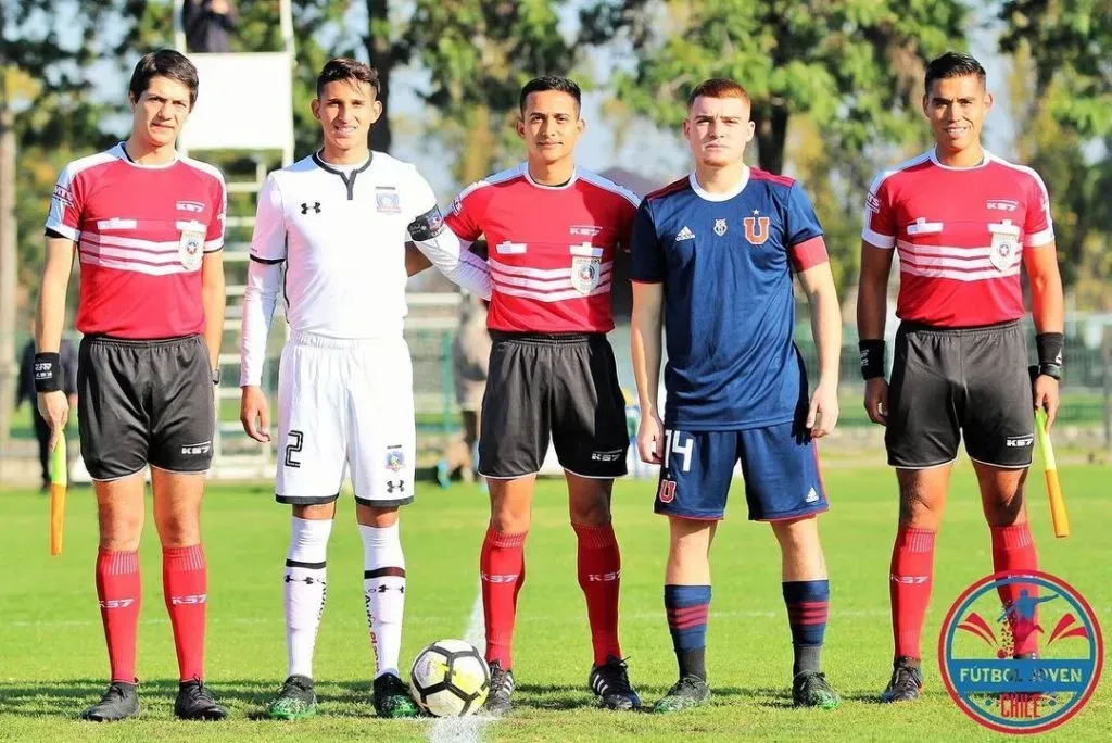 Matías Ferrari capitaneó a Colo Colo ante la U. de Chile en el fútbol joven. En los azules, porta la jineta Nicolás Clavería, hoy mediocampista del Santiago City. (Foto: Fútbol Joven Chile).