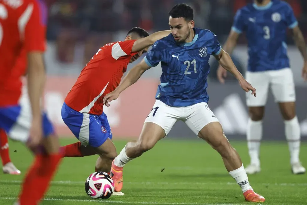 Fabrizio Peralta y otra imagen ante la Roja. Fue su debut con la selección adulta de Paraguay. (Andres Pina/Photosport).
