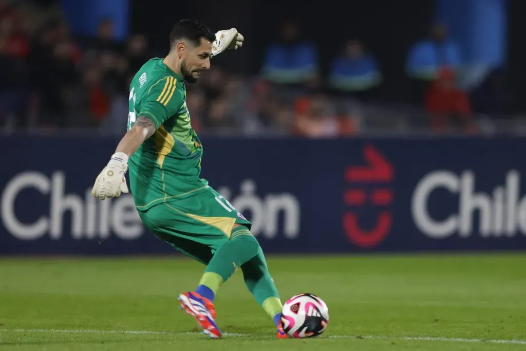 Gabriel Arias reemplazó a un lesionado Bravo en el último amistoso ante Paraguay. ¿Se repetirá esto en el debut de la selección chilena en la Copa América?. | Foto: Photosport.