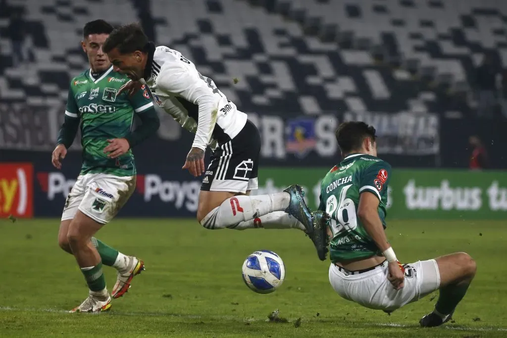 Vicente Concha marca a Gabriel Costa en un duelo por la Copa Chile entre Colo Colo y Deportes Temuco. (Jonnathan Oyarzun/Photosport).