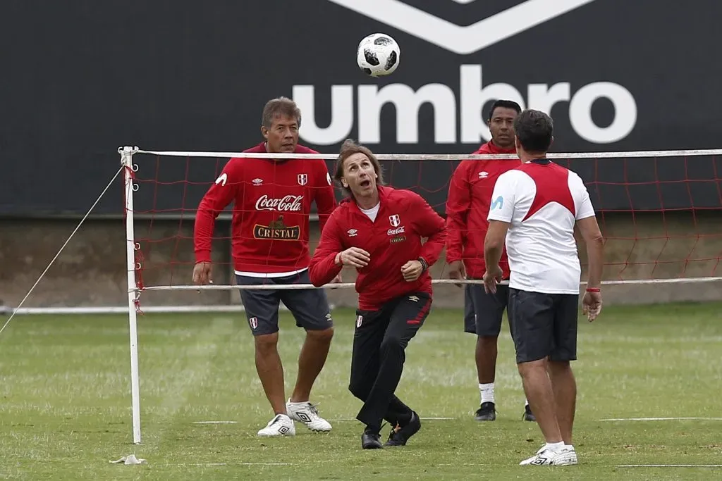 Ricardo Gareca dejó una huella imborrable en sus años dirigiendo a Perú. Hoy, en la selección chilena, espera vencerlos en su debut en la Copa América 2024. | Foto: Photosport.