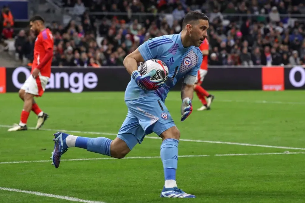 Bravo es la gran duda de la Roja a horas del debut.
