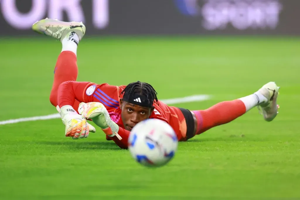 Jahmali Waite no pudo hacer nada ante ese tirazo de Arteaga. (Hector Vivas/Getty Images).