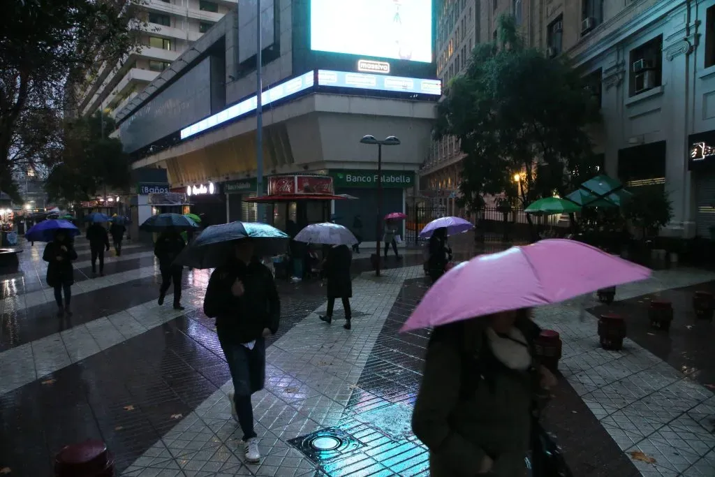 Santiago 21 de junio 2024. Fuertes precipitaciones azotan la capital del pais y gran parte del territorio Dragomir Yankovic/Aton Chile