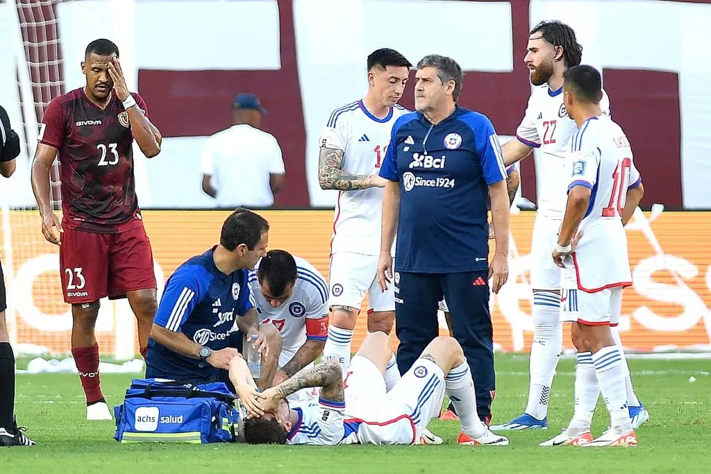Diego Valdés sabía que no podría continuar en el duelo contra Venezuela. (Matias Delacroix/Photosport).