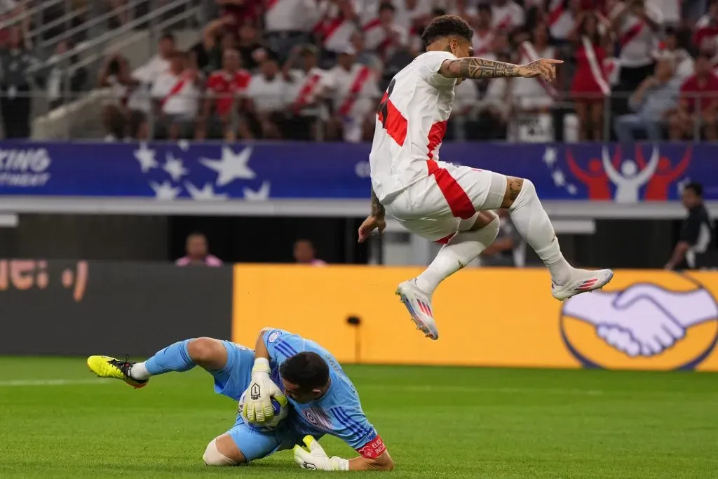 Claudio Bravo en acción frente a Perú. (Sam Hodde/Getty Images).