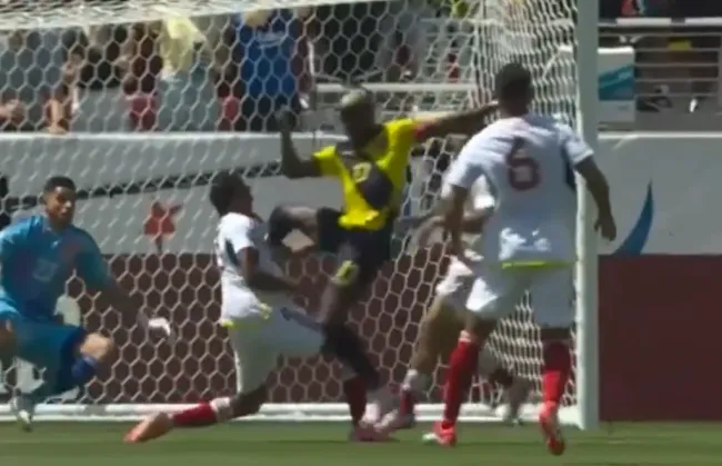 El golpe de Enner Valencia a José Martínez. (Captura).