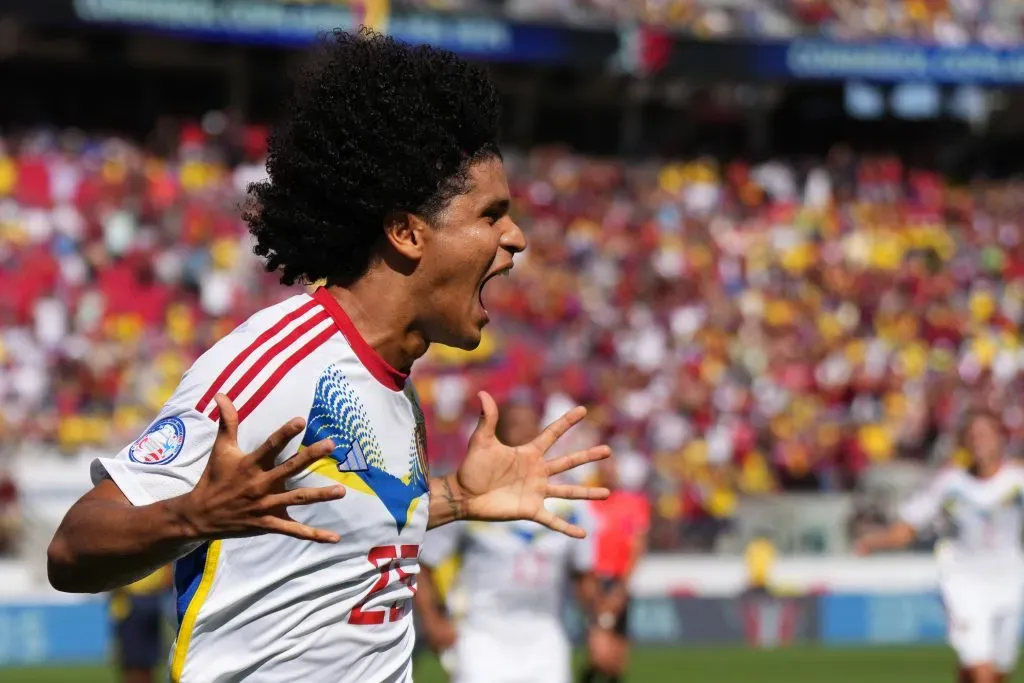 Otra imagen del fervoroso festejo de Eduard Bello. (Thearon W. Henderson/Getty Images).