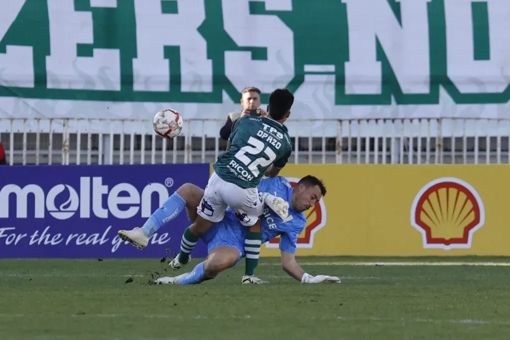 El fuerte golpe del Zanahoria Pérez sobre Diego Opazo. (Raul Zamora/Photosport).
