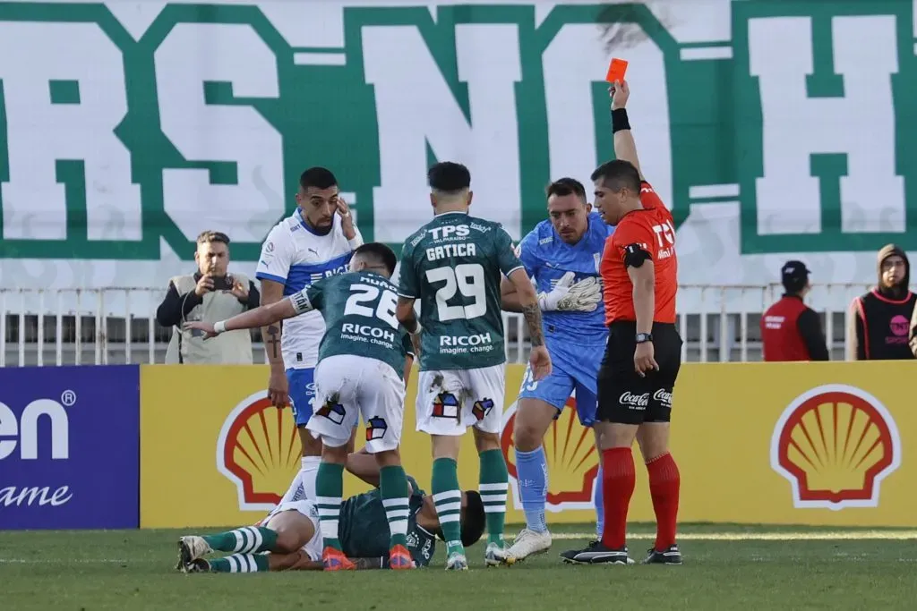 Benjamín Saravia no dudó: le mostró tarjeta roja directa a Sebastián Pérez. (Raul Zamora/Photosport).