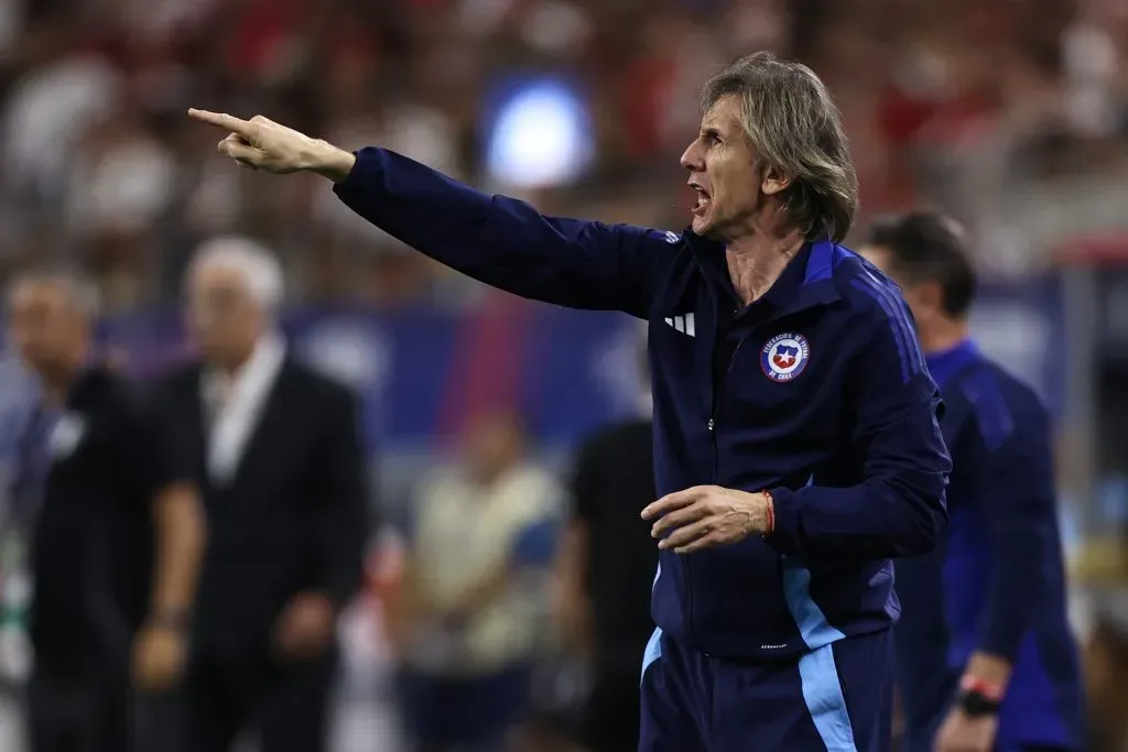Ricardo Gareca da indicaciones en el duelo de Chile ante Perú. (Omar Vega/Getty Images).