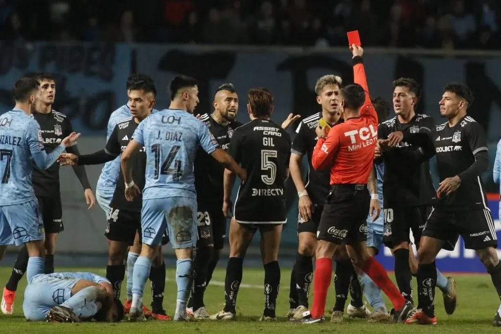 Arturo Vidal agredió a Antonio Díaz y se ganó la tarjeta roja en Colo Colo. Foto: Photosport.