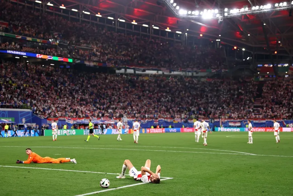 Italia se clasifica a segundos del final a costa de la tristeza de Croacia.