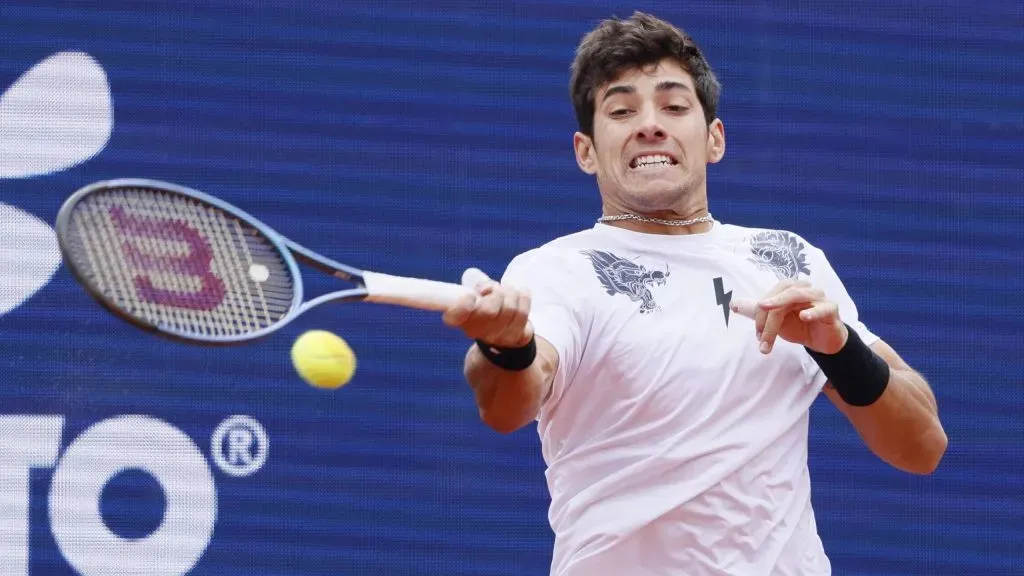 Cristian Garin sigue firme en el césped inglés.