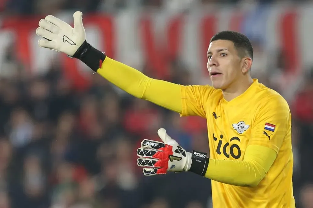 Rodrigo Morínigo ante River Plate con Libertad de Paraguay. (Daniel Jayo/Getty Images).