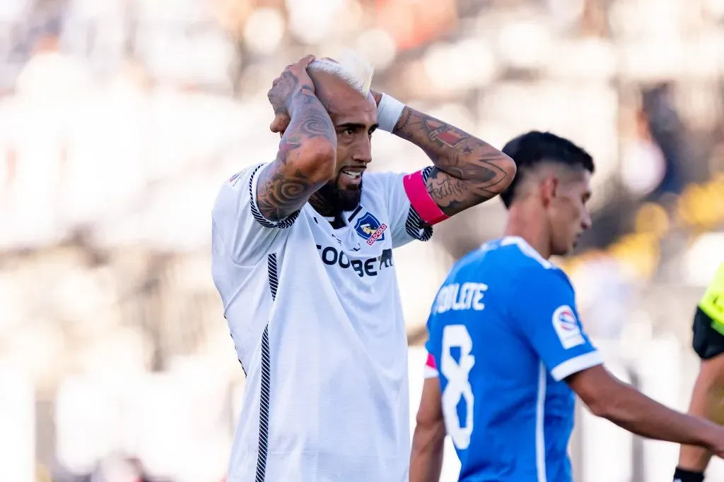 Los hinchas de Universidad de Chile se acordaron de Vidal y del último triunfo sobre Colo Colo. | Foto: Guillermo Salazar.