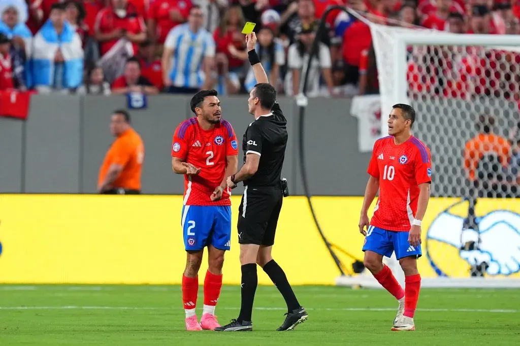 Gabriel Suazo no podía explicarse la amarilla que le mostró Andrés Matonte. (Mitchell Leff/Getty Images).
