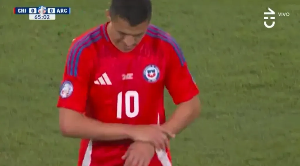 Así salió Alexis Sánchez del duelo ante Argentina. (Captura CHV).