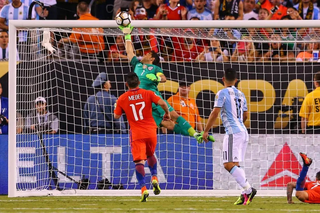 Todo indica que Sergio Agüero todavía no olvida las finales perdidas con Chile en Copa América. Foto: IMAGO.