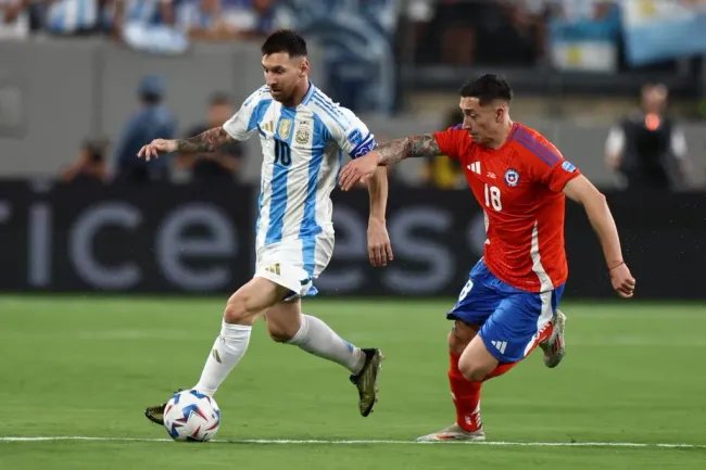 Rodrigo Echeverría marca a Lionel Messi. (Tim Nwachukwu/Getty Images).