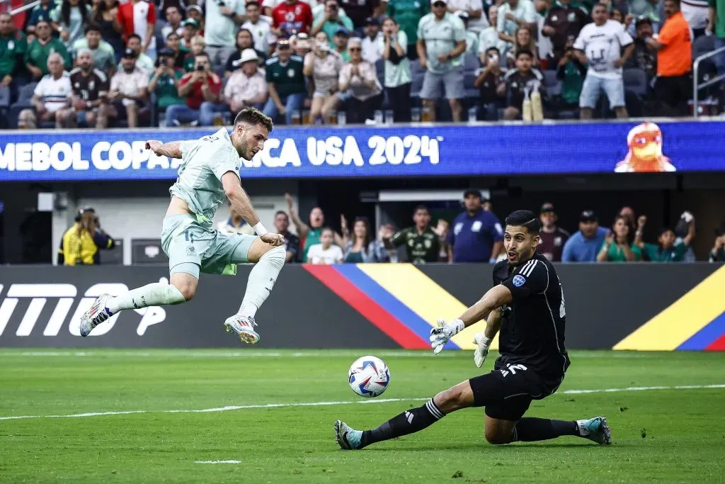 Rafael Romo también tuvo una gran intervención contra Santiago Giménez. (Ronald Martinez/Getty Images).