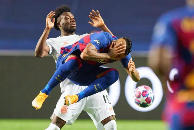 Alphonso Davies y el golpe que le dio a Arturo Vidal. (Peter Schatz / Imago).