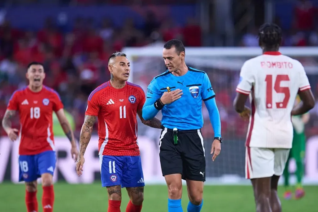 Eduardo Vargas conversa con Wilmar Roldán. (Jose Miguel Melgarejo/Mexsport/Photosport).