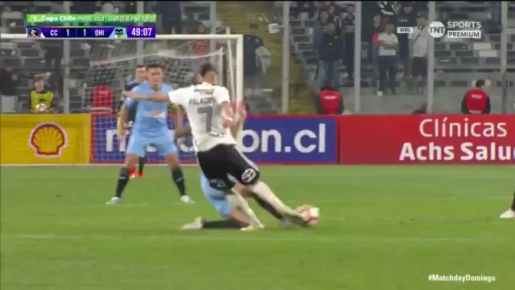 Una toma de la falta. (Captura TNT Sports).