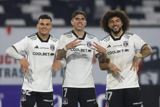 Cepeda, Palacios y Falcón unidos en un festejo. (Felipe Zanca/Photosport).